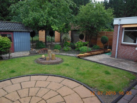 En de zij kant nu ook gesloten nu weer wachten op de planten, kan de achterkant vast goed dicht groeien