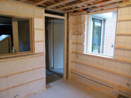 klaar om verder te gaan elektra aangelegd water en afvoer gemonteerd