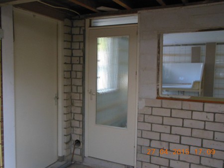 links deur naar de bijkeuken