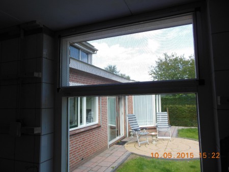 Houten plank weg en hor gemaakt in afwachting van een glasluik die is in bestelling en plafond geschilderd