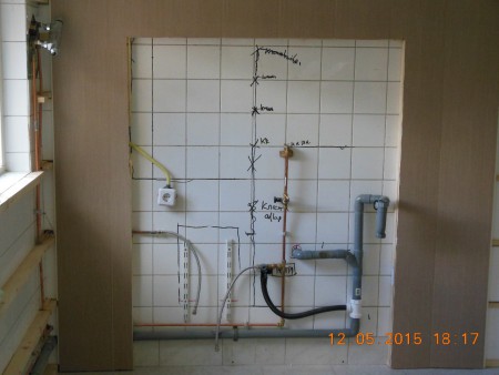 1e wandplaten gemonteerd