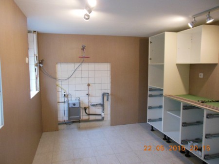 achterwand schoon, klaar om het bad te monteren, verlichting opgehangen