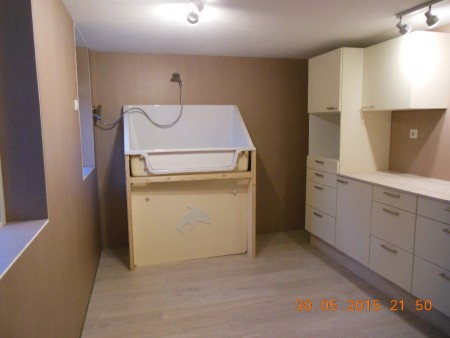 plinten en bad staan op hun plaats