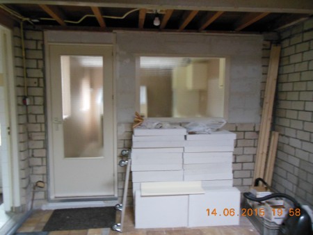 Elektra in het plafond en de stenen voor het verlengen van de bijkeuken