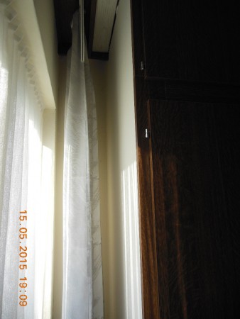 kast staat voor het raam ( balen moet anders)