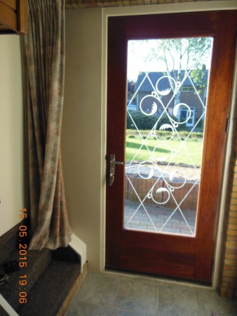 de oude voordeur met de oude trap