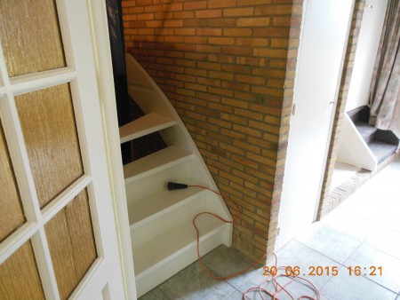 wat een luxe 2 trappen in huis