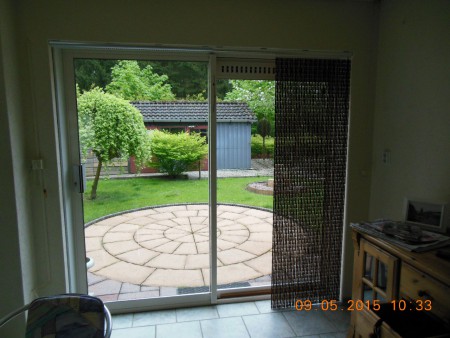 Lamellen weg en kralenvliegengordijn aan het maken