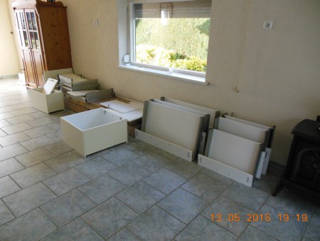 Schoongemaakte keuken onderdelen klaar om in de meiden hun badkamer te monteren