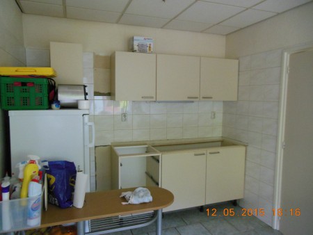 Koelkast gekocht oude keuken demonteren misschien nog iets voor de schuur van Cees