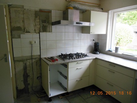 Leuke klus dit deel is nog bruikbaar, 1 voor 1 uit elkaar, schoonmaken en naar de huiskamer in afwachting van plaatsing in de meiden badkamer