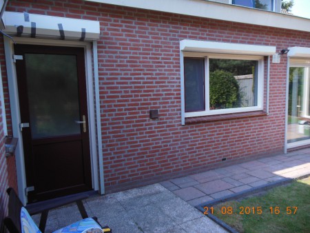 De nieuwe achterdeur en keuken raam in de nieuwe kozijnen