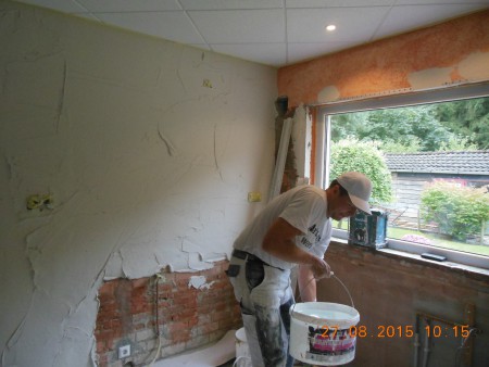 De stukadoor druk aan het werk, koken in de huiskamer afwassen in de gang, als dit geen kamperen is