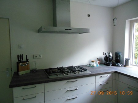 Afvoer kon door het dak, stopcontact op het plafond dus deze gaten zijn overbodig en kunnen we dicht maken