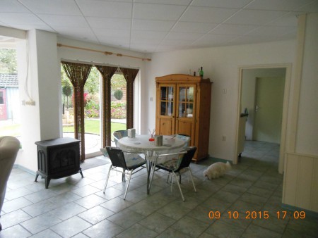 Geschilderd en de gordijn roede opgehangen, begint langzaam een huis te worden