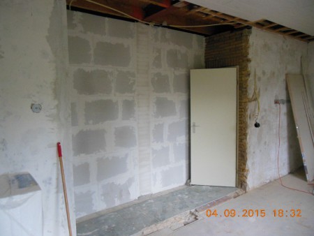 muur weg nieuwe muur geplaatst, badkamer deur kan niet meer dicht