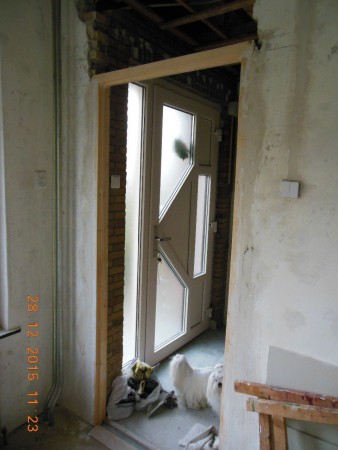 Kozijn slaapkamer deur geplaatst, meiden houden alles in de gaten