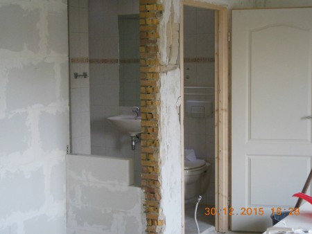 Doorgebroken en start gemaakt met het sluiten van de oude badkamer deur