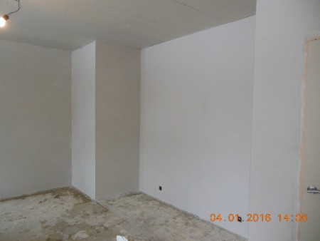 Muren kunnen nu drogen en dan gaan we schilderen en behangen