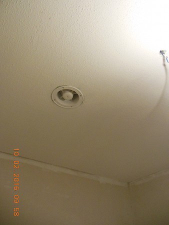 Plafond met afzuiging en licht punten klaar